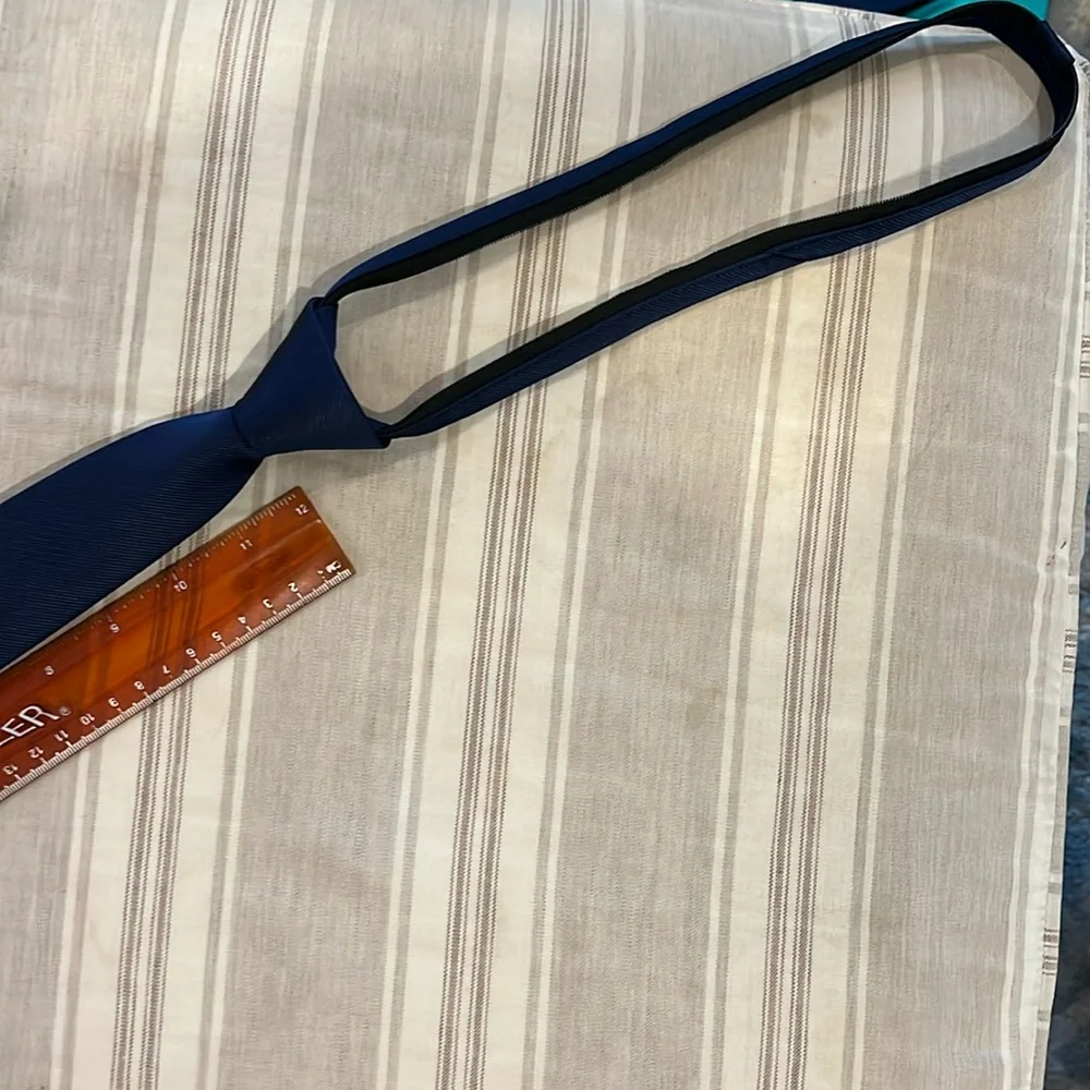 Egara zip tie navy. Great condition
